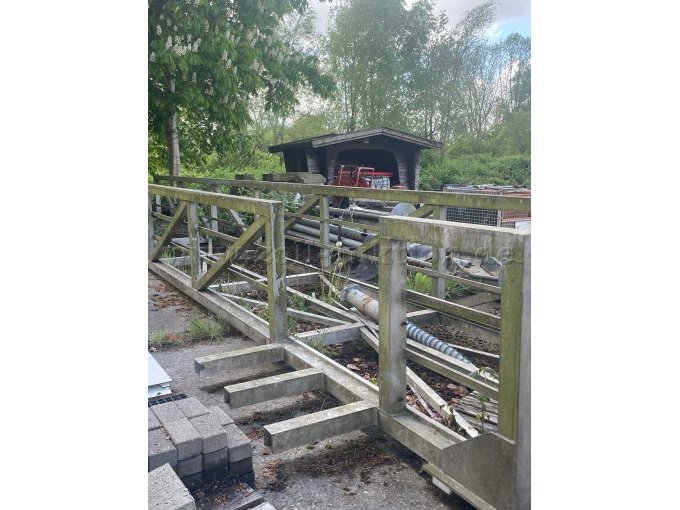 Aluminiumbrücke von seitlich links, Witterungsspuren (Grünspan) erkennbar, auf Bauhof lagernd