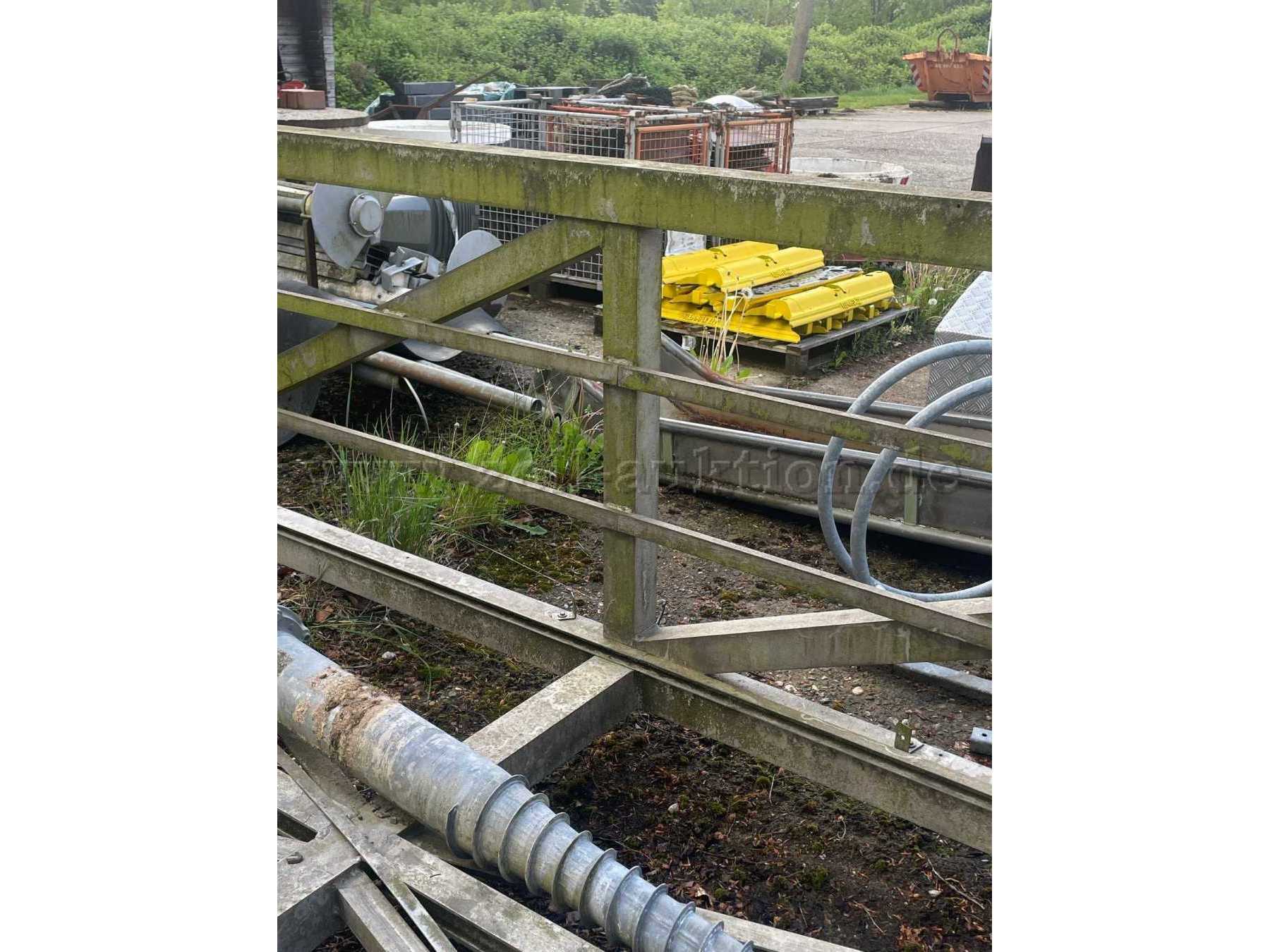 Aluminiumbrücke von seitlich Mitte links, Detailansicht von links auf das rechte Geländer, Witterungspuren (Grünspan) erkennbar, im Hintergrund Material des Bauhofs.