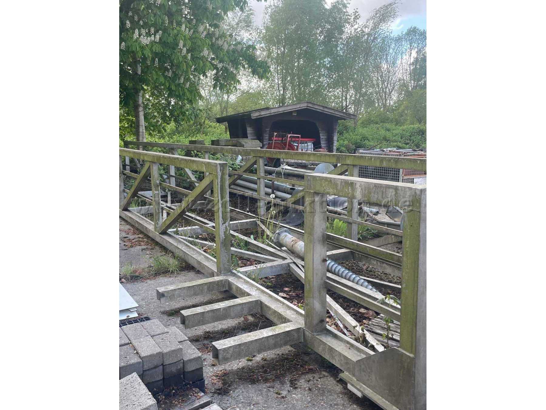 Aluminiumbrücke von seitlich links, Witterungsspuren (Grünspan) erkennbar, auf Bauhof lagernd