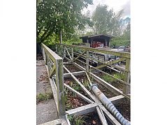 Aluminiumbrücke von schräg links vorne, Witterungsspuren (Grünspan) erkennbar, auf Bauhof lagernd