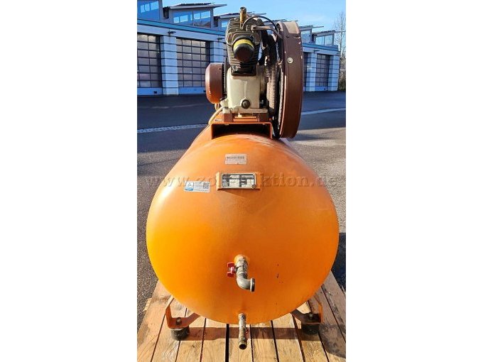 Seitenansicht mit Anschlüssen