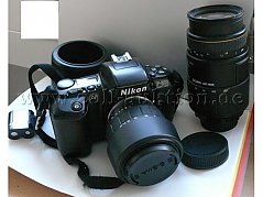 Analoge Nikon-F-601(AF) 35-mm-Spiegelreflexkamera mit 2 Objektiven