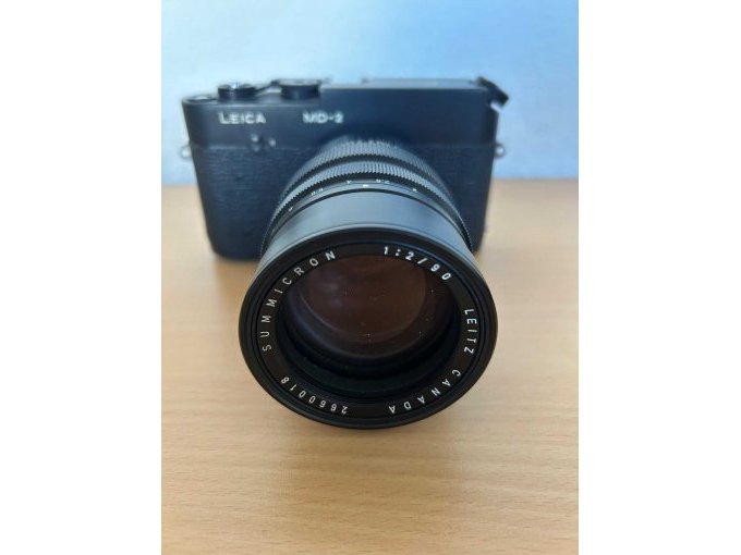 Frontansicht der Kamera mit montiertem Objektiv