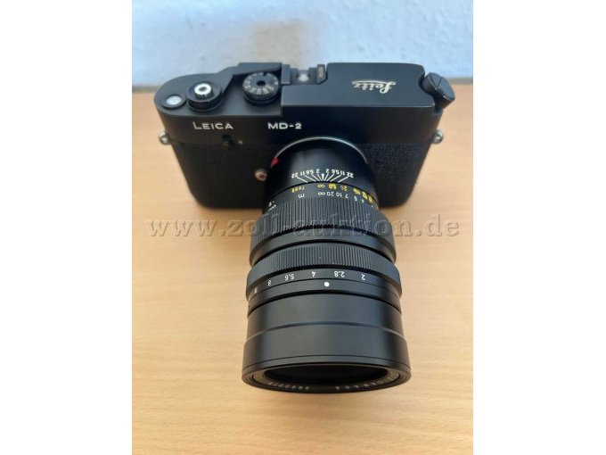 Kamera mit montiertem Objektiv, von vorne leicht nach oben fotografiert