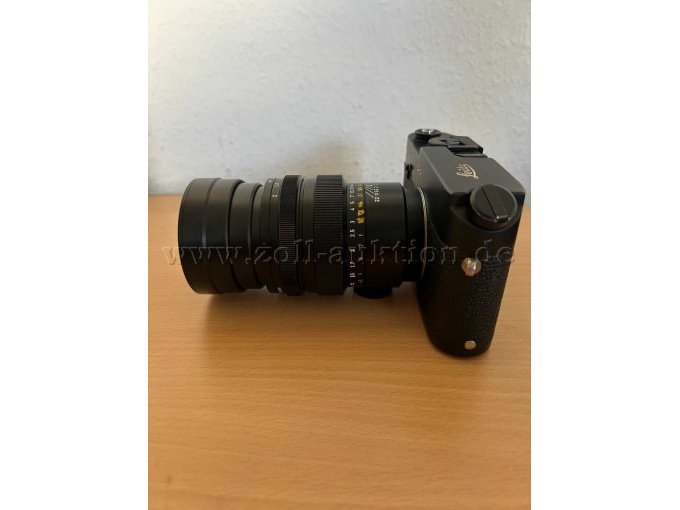 Seitenansicht der Kamera mit montiertem Objektiv