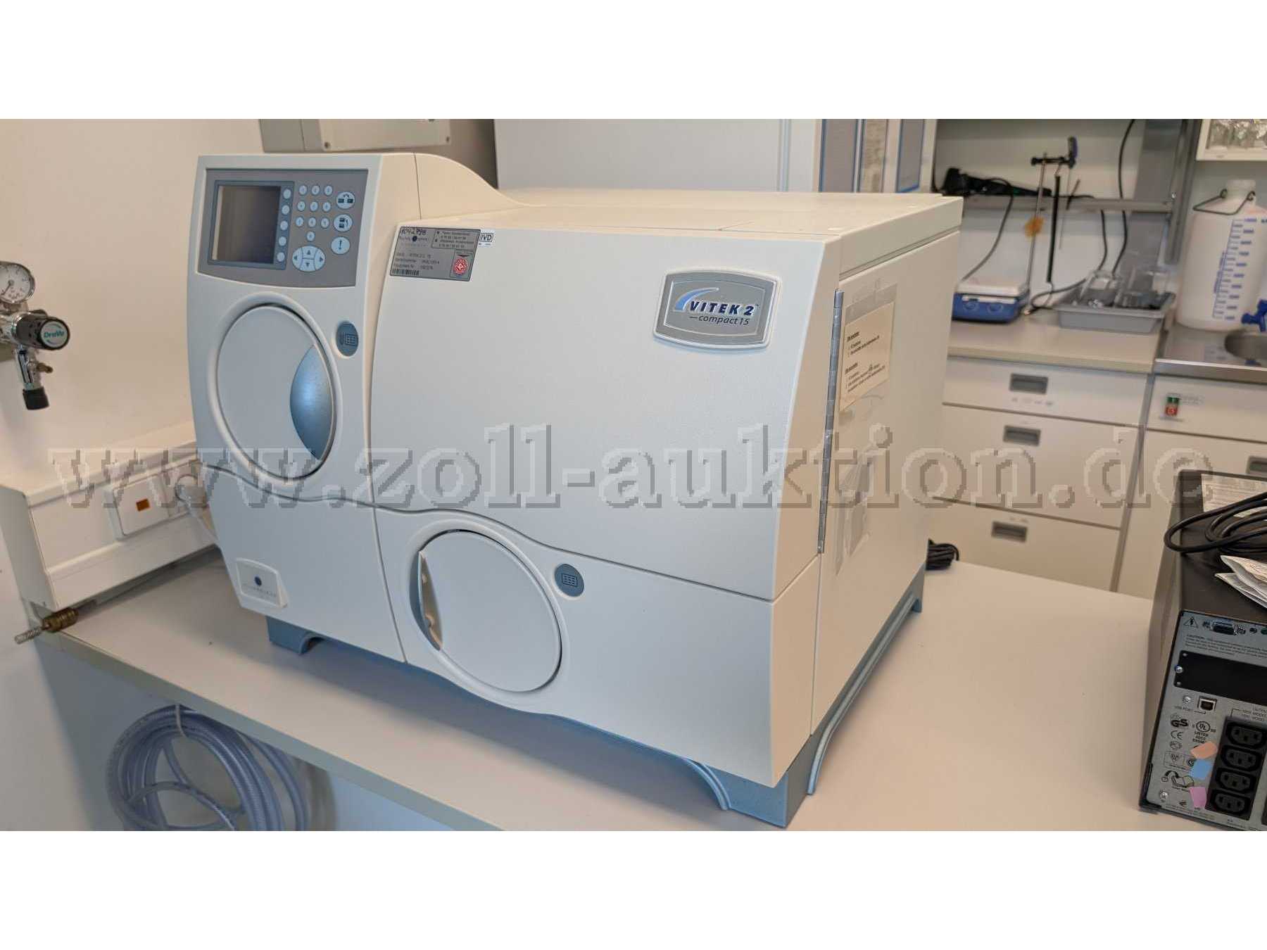 Analysengerät VITEK 2 C.15 Compact, vorn