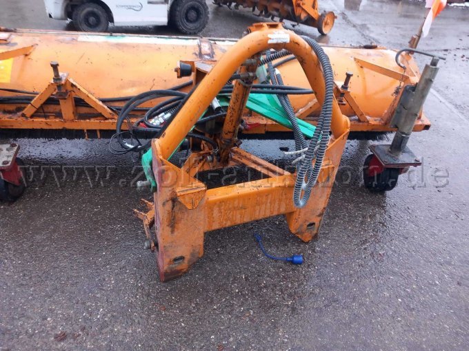 Dreipunnktaufnahme bzw. Aufnahme für Anbauplatte