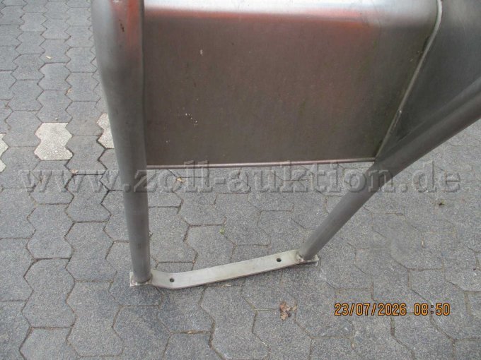 Detailansicht der Bodenbefestigung am Rutschenauslauf mit einer deutlich verbogenen Metallstrebe.