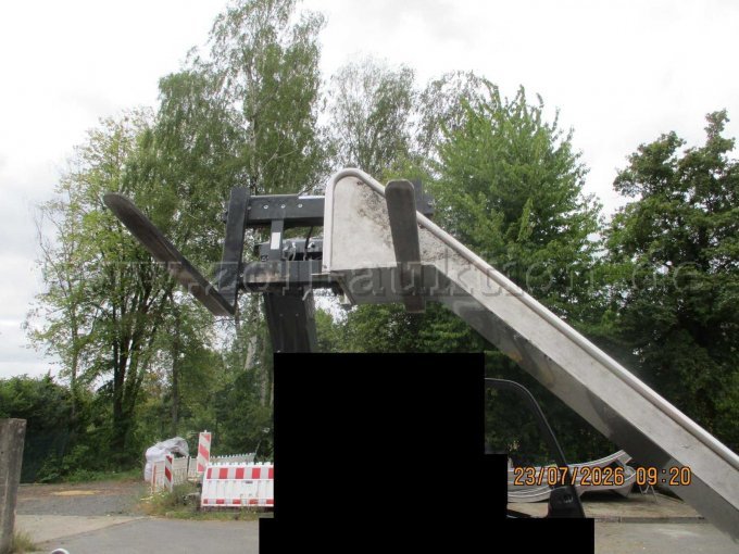 Seitenansicht des oberen Einstiegsbereichs der Edelstahlrutsche; dokumentiert starke witterungsbedingte Verschmutzungen und Moosansatz an den Außenseiten sowie Kratzspuren an den seitlichen Wangen.