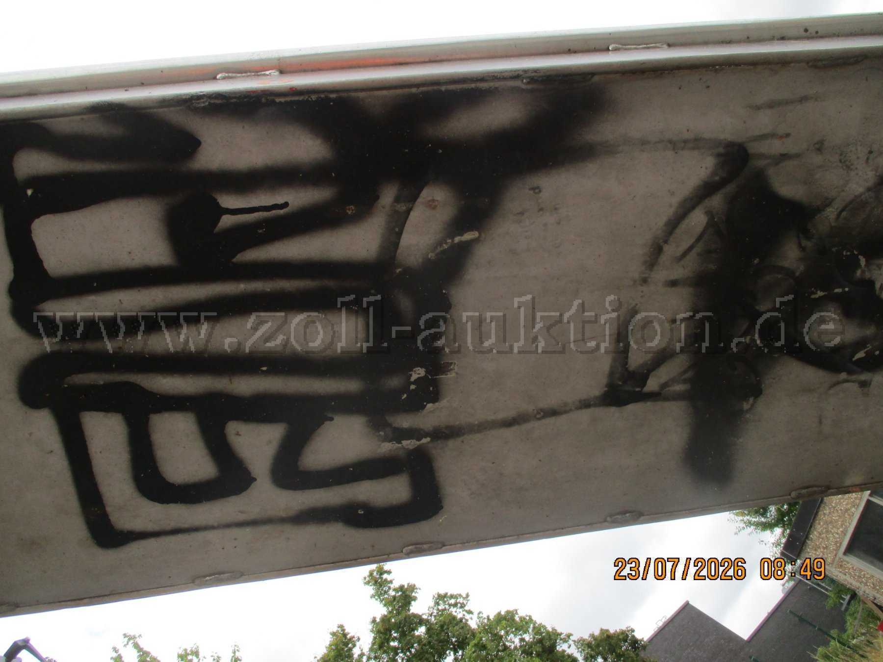 Nahaufnahme der Unterseite der Rutsche zur Dokumentation von schwarzen Graffiti und Schmierereien.