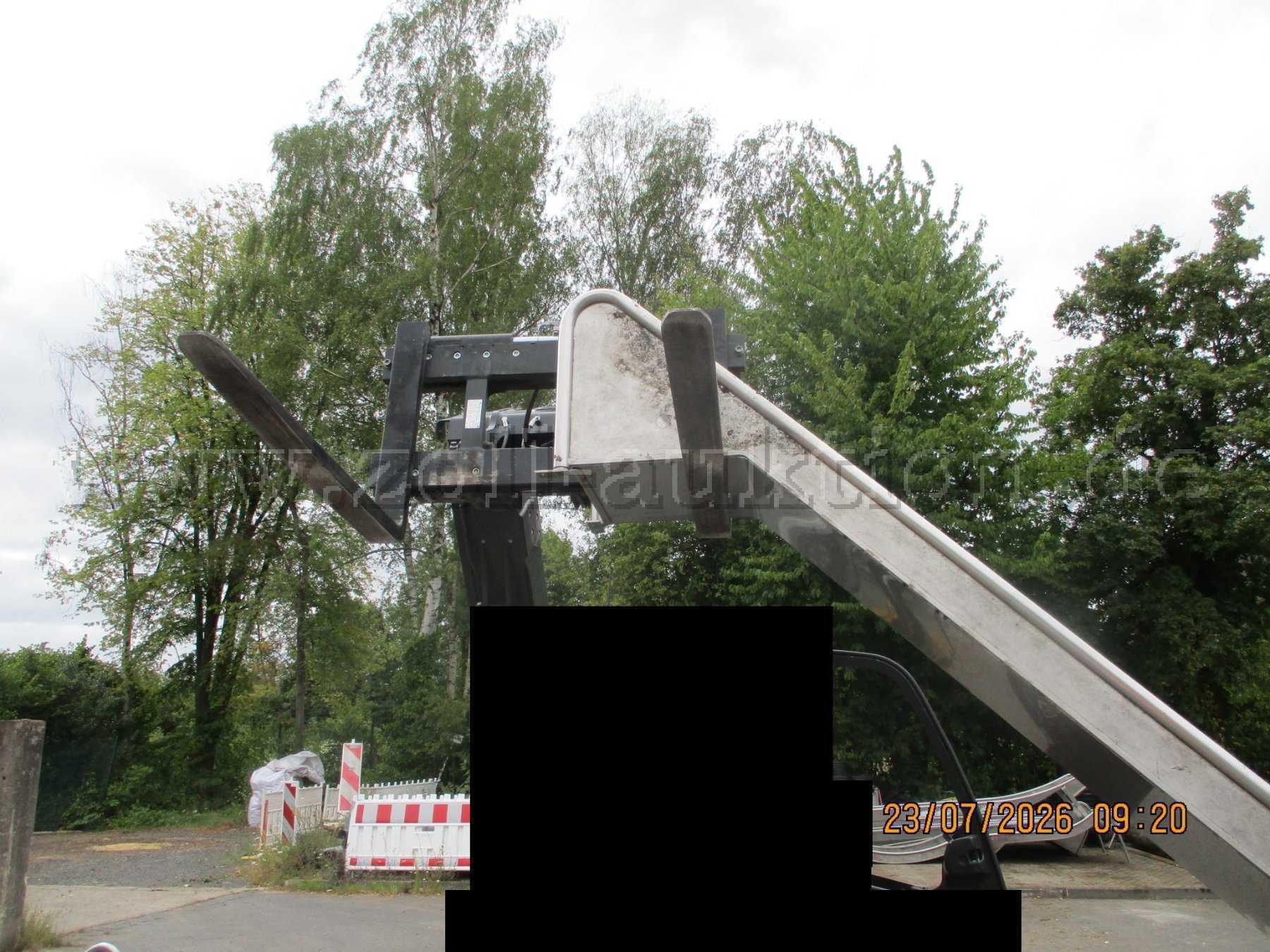 Seitenansicht des oberen Einstiegsbereichs der Edelstahlrutsche; dokumentiert starke witterungsbedingte Verschmutzungen und Moosansatz an den Außenseiten sowie Kratzspuren an den seitlichen Wangen.