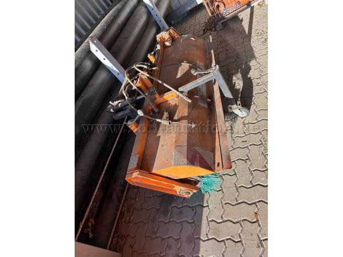 Frontbesen von rechts