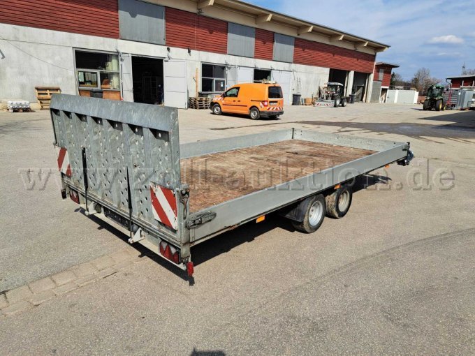 Anhänger Ansicht von schräg rechts hinten mit hochgeklappter Rampe