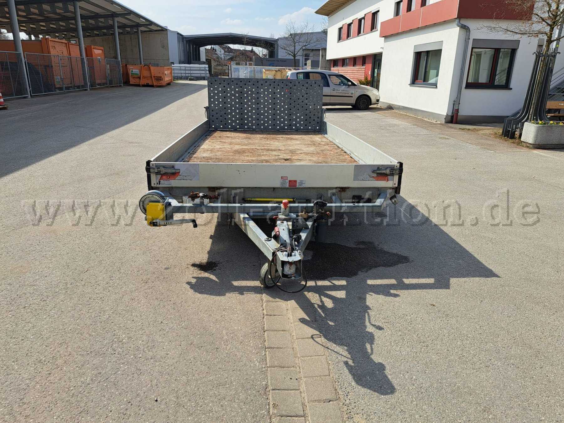 Anhänger mit Deichsel und hochgeklappter Rampe - Ansicht von Deichsel zur Rampe