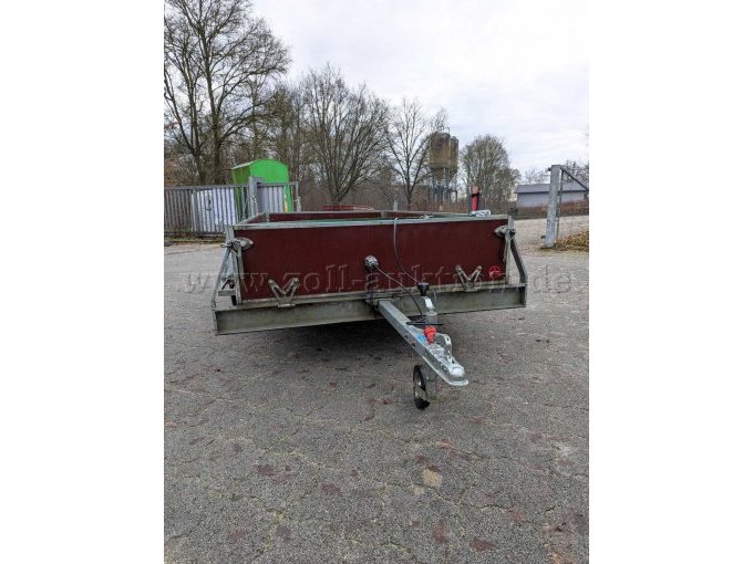 Anhänger von vorne mit Deichsel