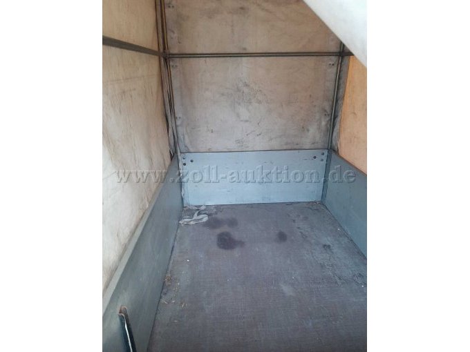 Innenansicht mit Ölflecken