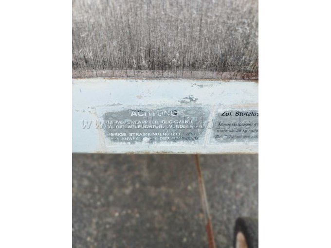 Typenschild (nicht lesbar)