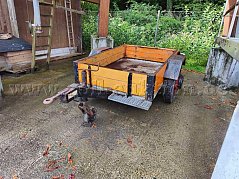 Ansicht von vorne mit Deichsel und Stützrad , deutlich zu sehen der Rost an der Deichsel