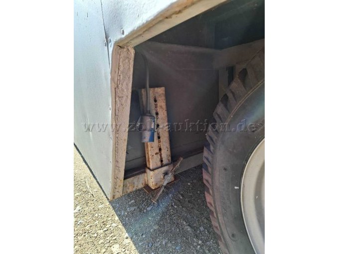 Unterboden mit Stromanschluss