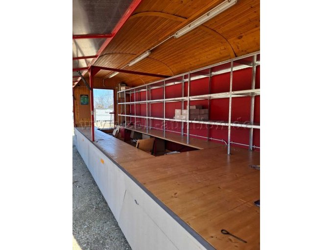 Innenraum mit Tresen und Regal