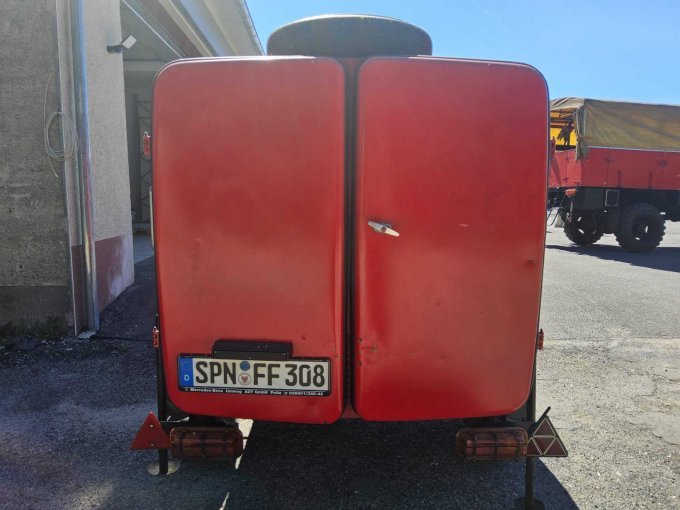hinten geschlossen