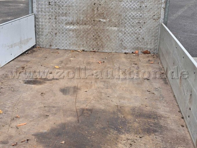 Anhängerboden mit seitlich sichtbaren Rahmen Bruch