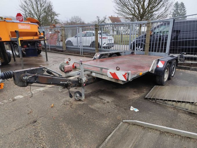 Anhänger Humbaur SDAH Seitenansicht