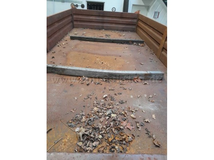 Ansicht Ladefläche, Rost und Verformungen erkennbar