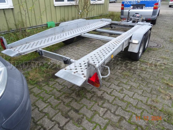 seitlich rechts hinten