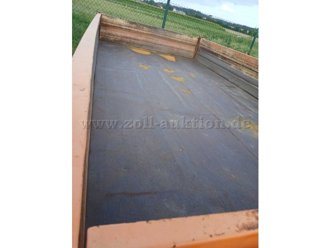 Innenansicht der Kipperbrücke / Ladefläche mit sichtbaren Gebrauchsspuren