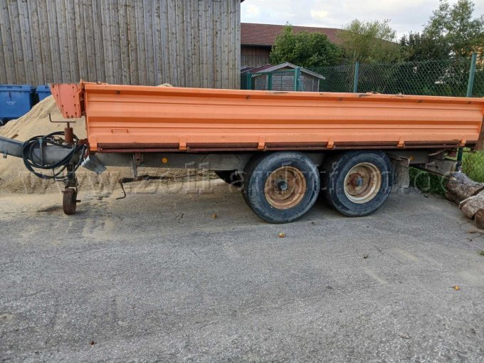 Seitenansicht des Tandemkippers mit Fahrwerk und Bereifung