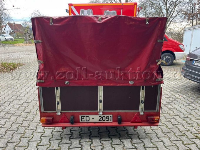 Hinten mit Plane zu
