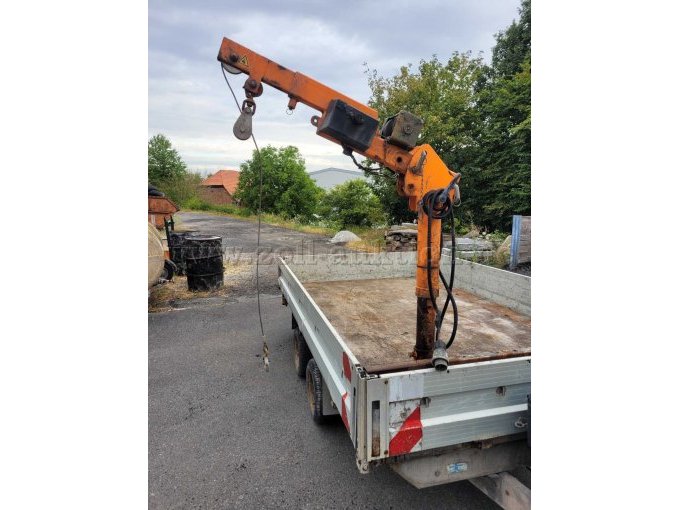 Anhänger mit funktionsfähigem Kran