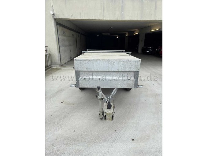 Frontansicht mit Schloss