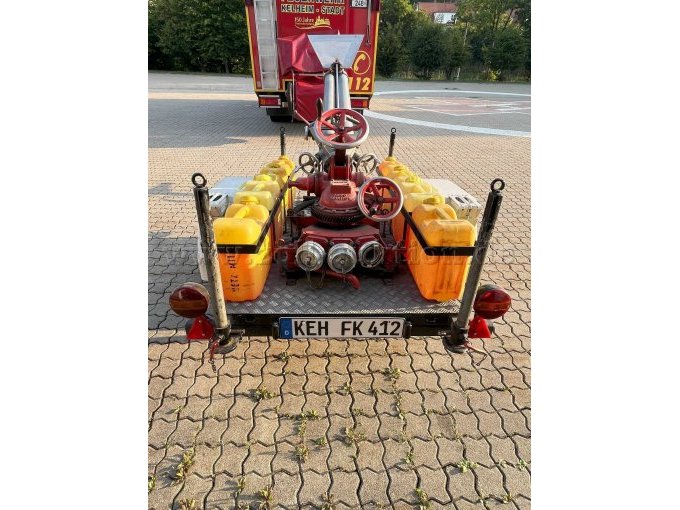 Schaum-Wasser-Werfer hinten