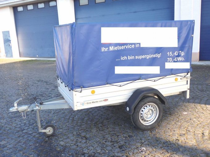 Blick seitlich auf den Anhänger, andere Seite