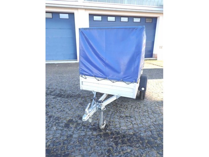 Blick von vorne auf den Anhänger mit Deichsel