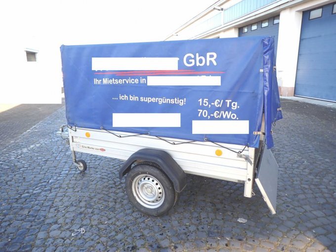 Anhänger seitlich, mit heruntergelassener Bordwand