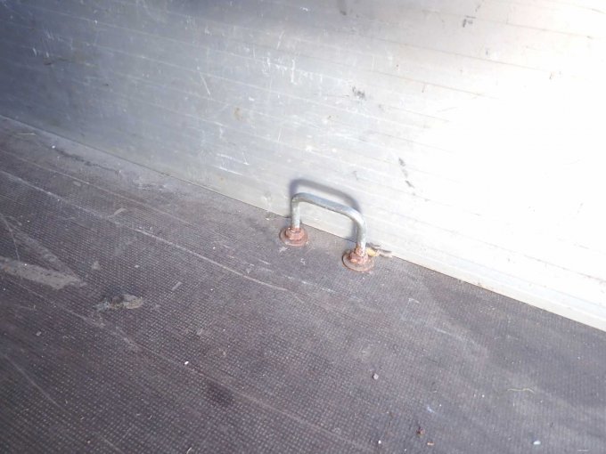 Verzurrhaken auf dem Anhängerboden der Ladefläche