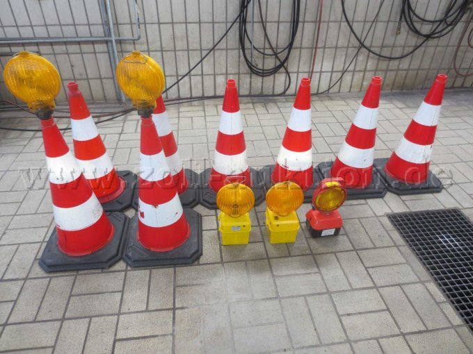 VSA Leitkegel (beschädigt) und Blitzer (defekt)