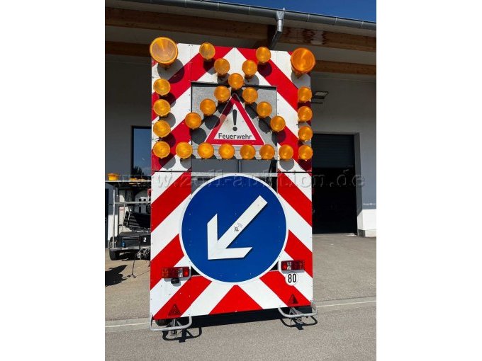 Absperrtafel aufgeklappt, Pfeil links, Leuchtpfeile