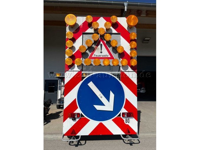 Absperrtafel aufgeklappt, Pfeil rechts