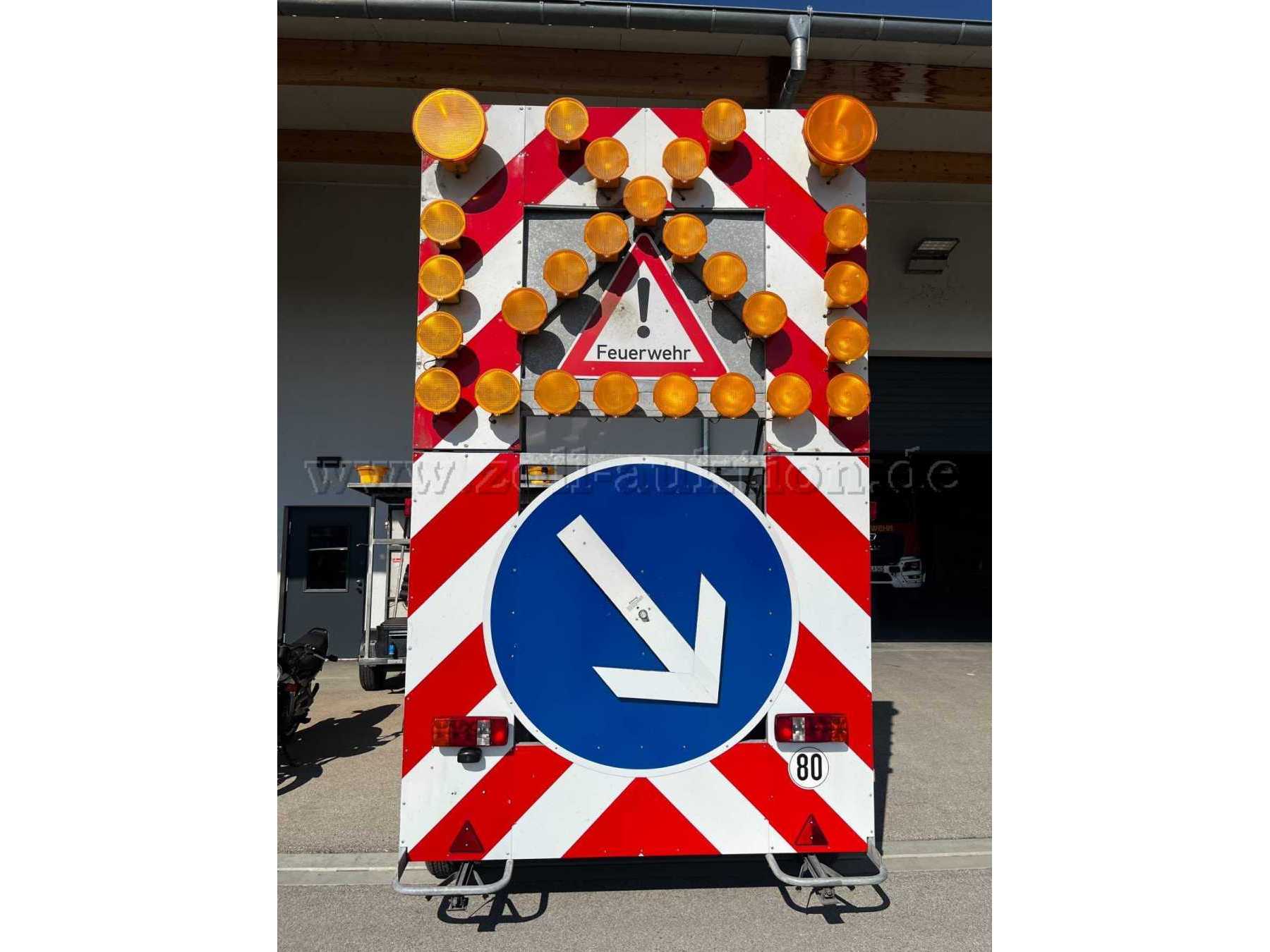 Absperrtafel aufgeklappt, Pfeil rechts