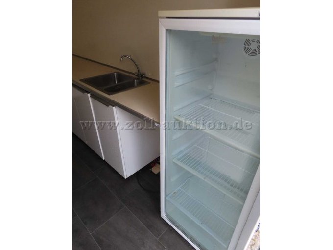 Kühlschrank rechts neben Waschbecken und Waschbecken