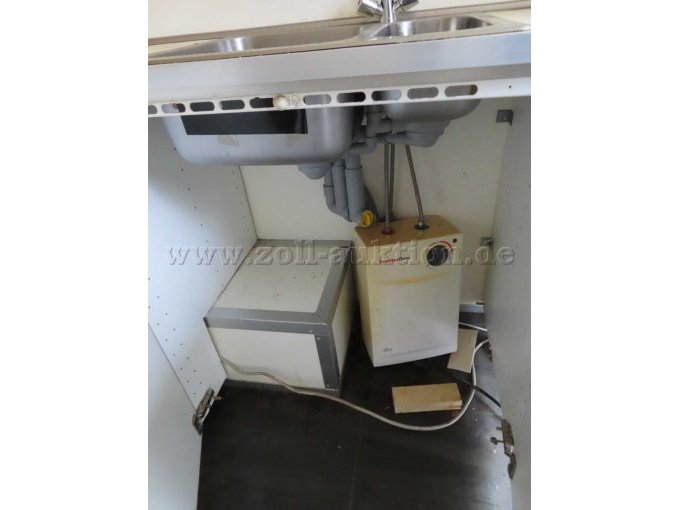 Waschbecken mit Heißwasserboiler im Unterbauschrank