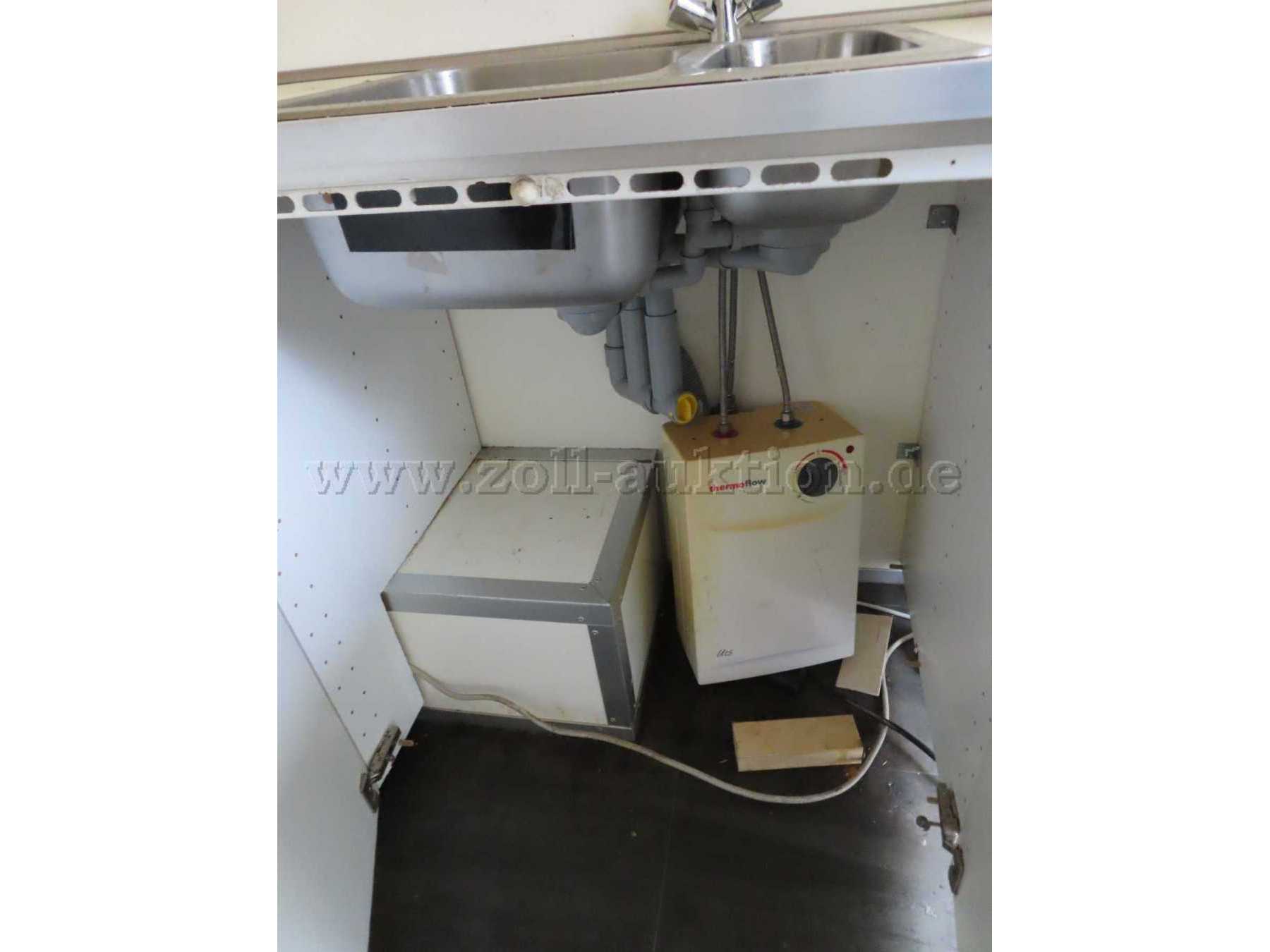 Waschbecken mit Heißwasserboiler im Unterbauschrank