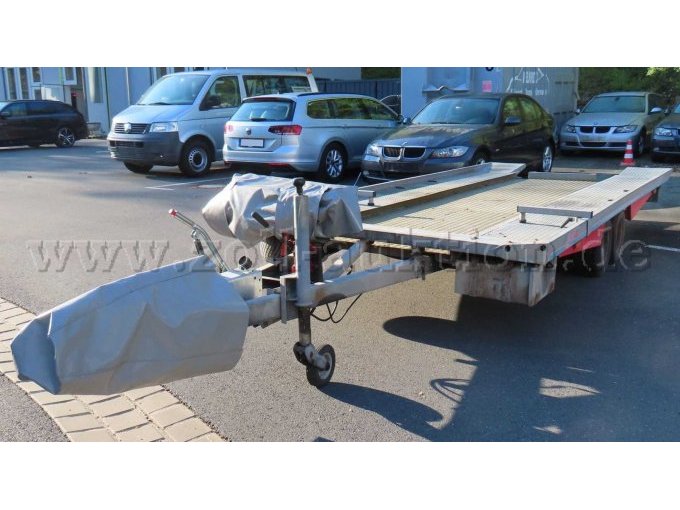 Ansicht diagonal vorne links mit Abdeckhauben für Deichsel und Seilwinde