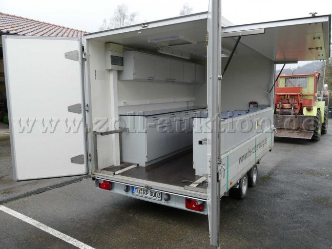4 geöffnete Hintertüren und Seitenklappe