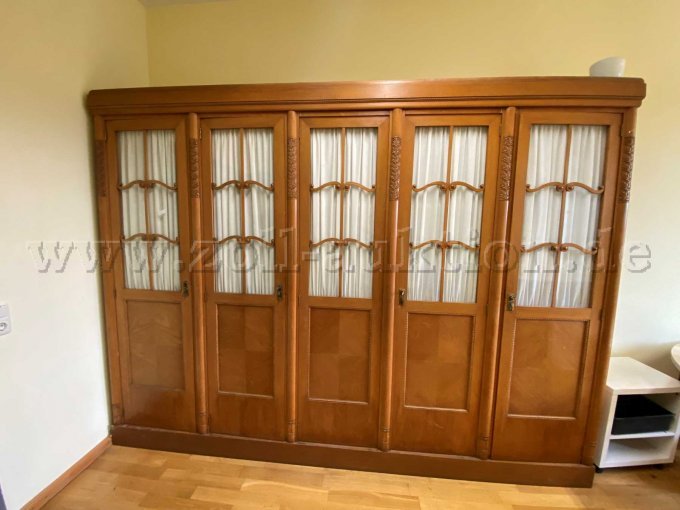 Schrank komplett aufgebaut, frontale Außenansicht, nähere Aufnahme.
Altersentsprechender Zustand.