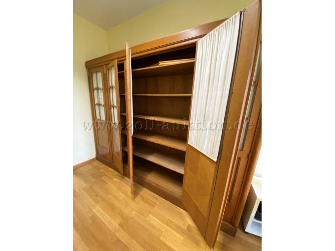 Schrank komplett aufgebaut, Innenansicht. Einzulegende Regalböden.